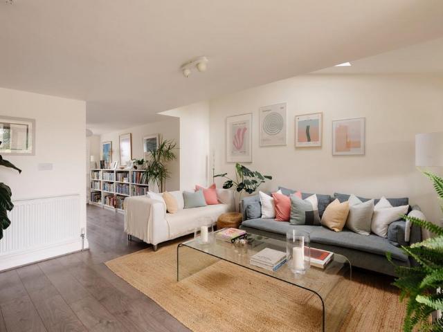 House for sale in Dale Hill, Essex