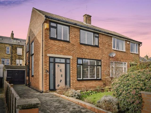 House for sale in Farsley, West Yorkshire