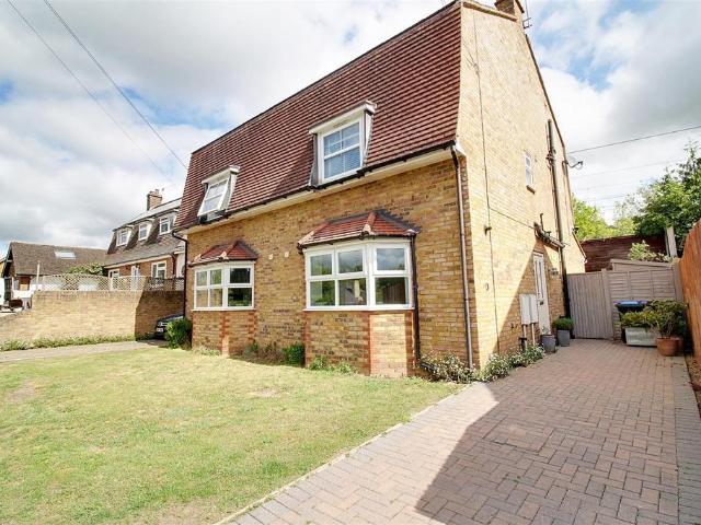 House for sale in Hall Park, Pouchen End