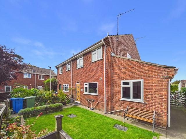 House for sale in Cayton