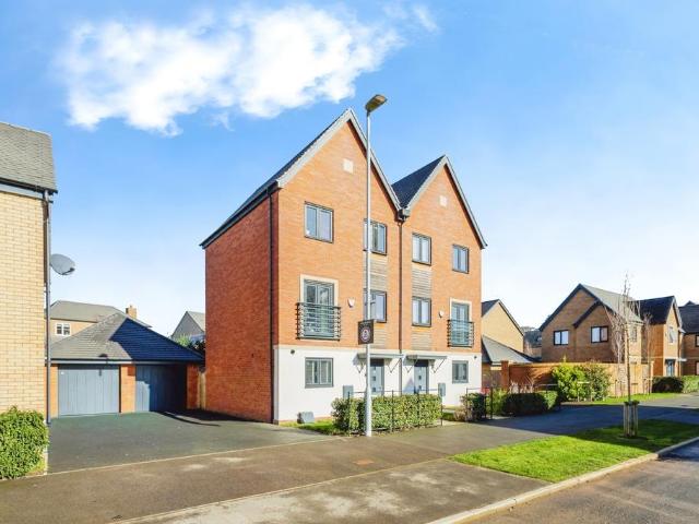 House for sale in Upton