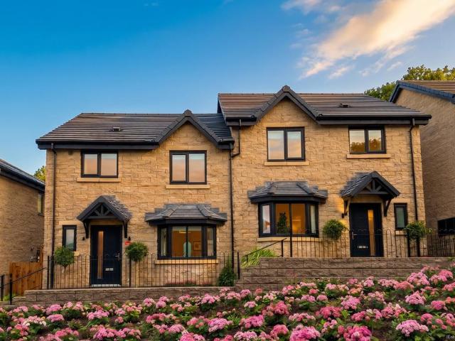 House for sale in Whitfield, Charlesworth