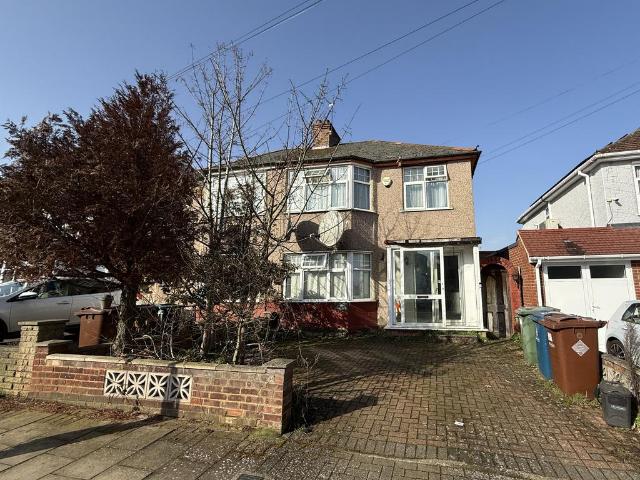 House for sale in Kenton, Greater London