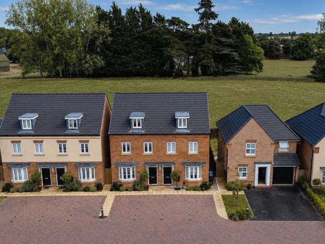House for sale in Overstone, Moulton