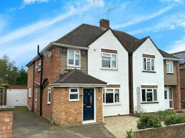 House for sale in Heol-las, Surrey