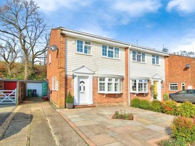 House for sale in Heol-las, Surrey