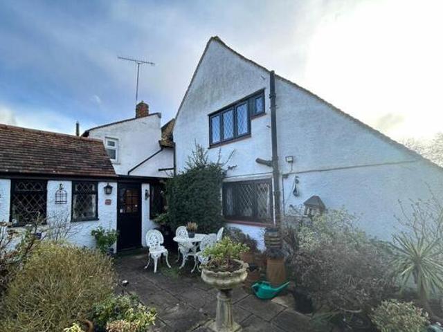 House for sale in Heol-las, Surrey