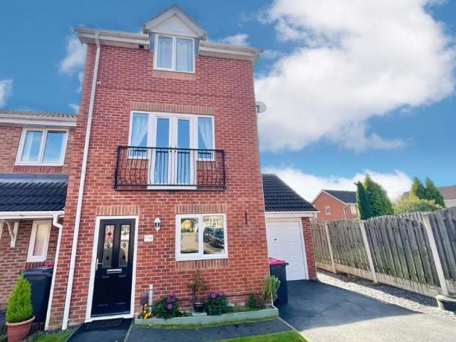 Farm for sale in Aston