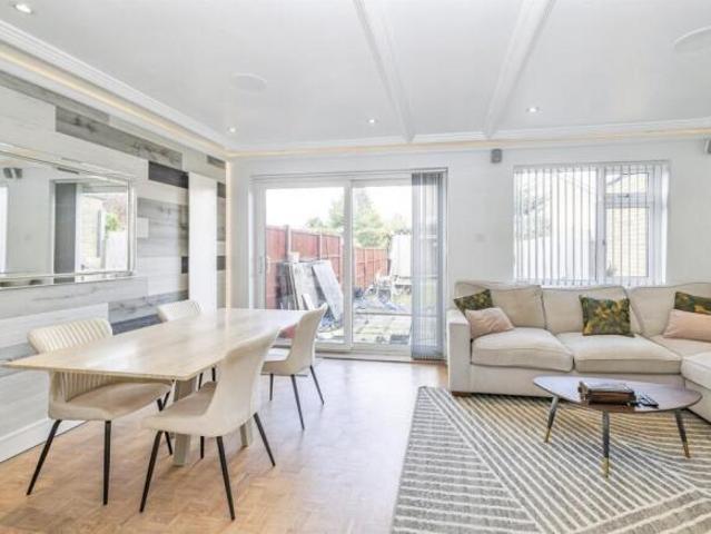 Cottage for sale in Connaught Park, Bushey