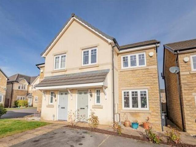 House for sale in Huddersfield, West Yorkshire