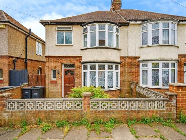 Semi Detached House for sale in Luton