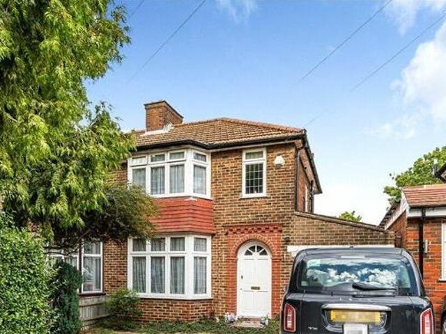House for sale in Little Stanmore, Greater London