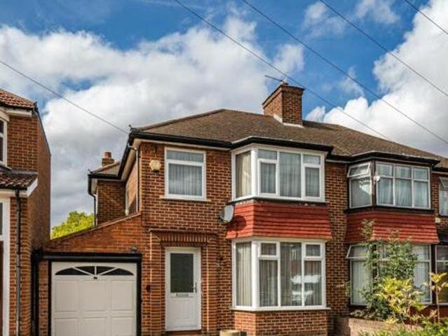 House for sale in Little Stanmore, Greater London