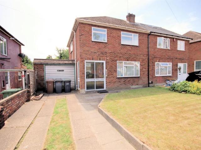 Semi Detached House for sale in Luton