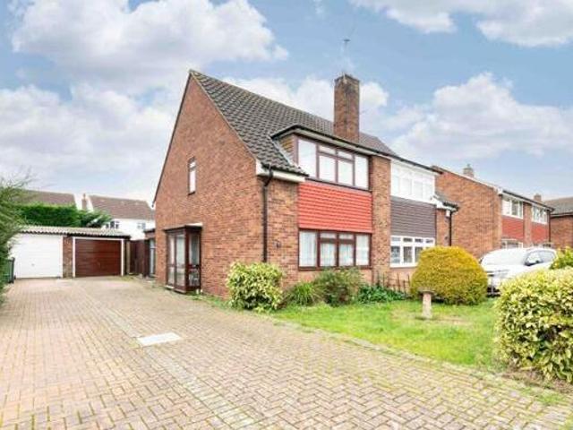 House for sale in Chessington