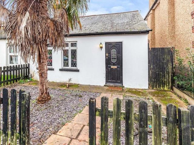House for rent in Row Town, Surrey