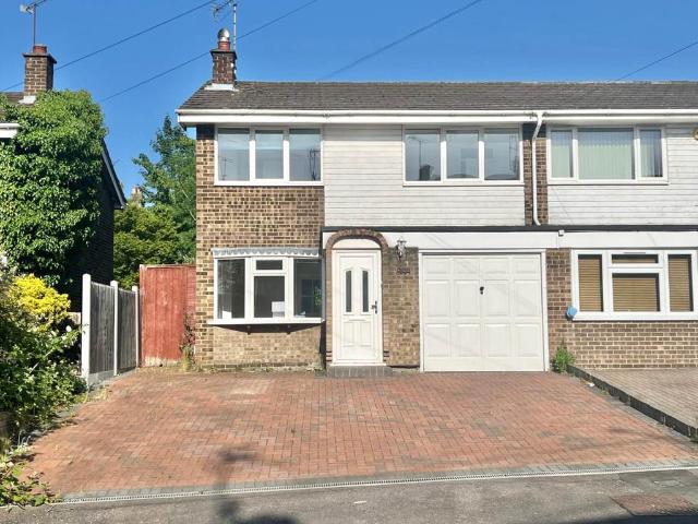 House for rent in Navestock Side, Essex