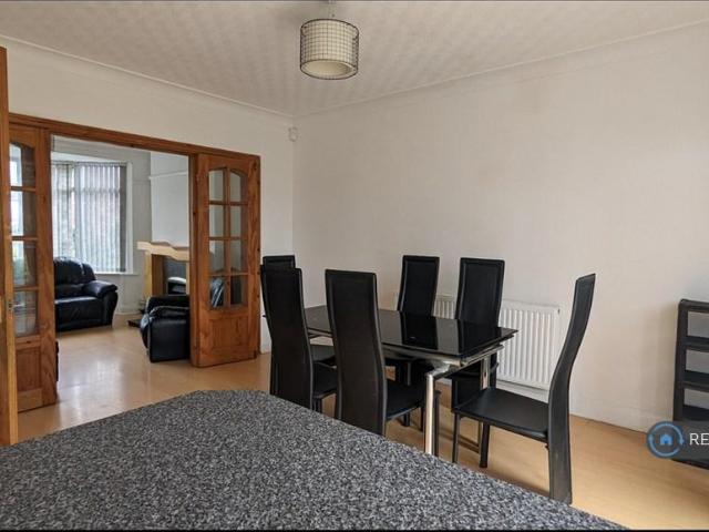 House for rent in Hollin Park, West Yorkshire