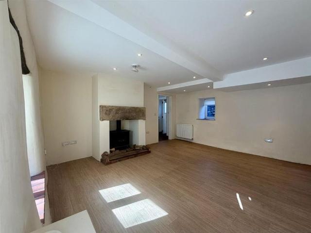 House for rent in Charlesworth, East Midlands
