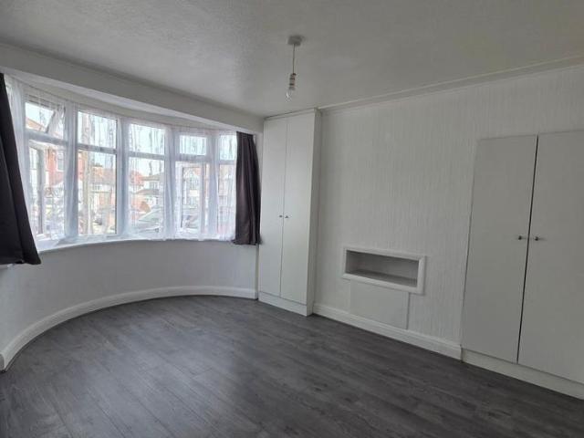House for rent in London Borough of Merton, Raynes Park