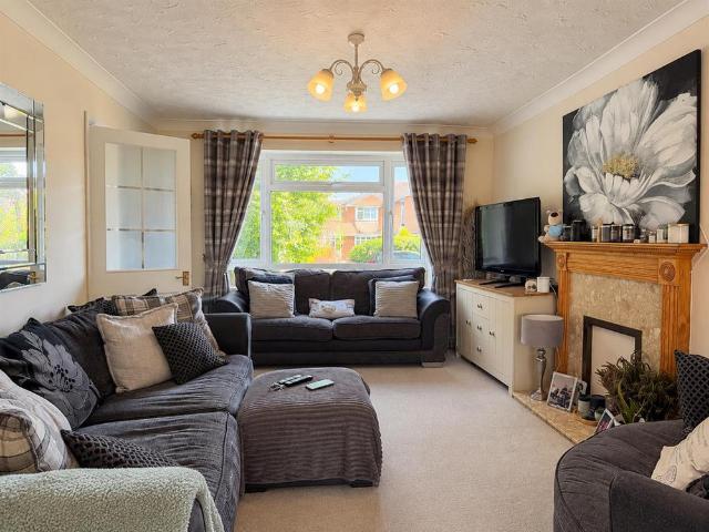 House for rent in How Wood, St Albans