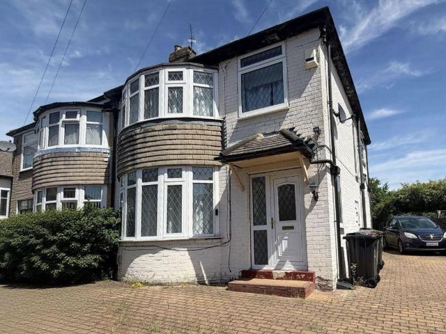 House for rent in Hollin Park, West Yorkshire