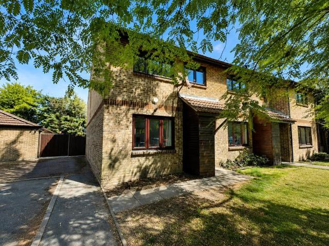 House for rent in Charlton, Greater London