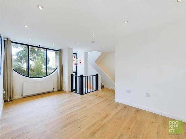 House for rent in Heol-las, Surrey