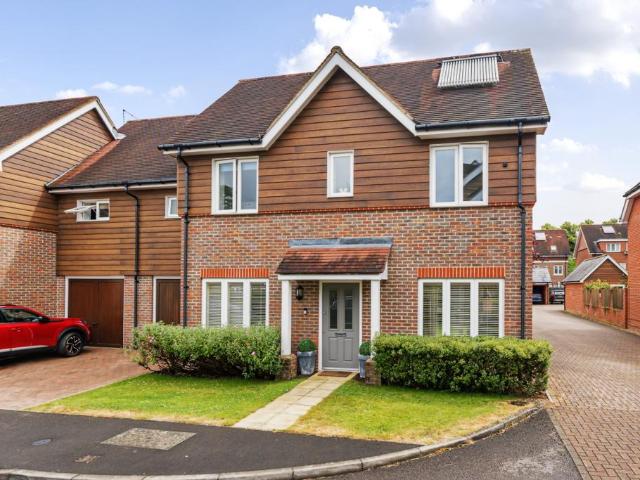 House for rent in Pachesham Park, Surrey