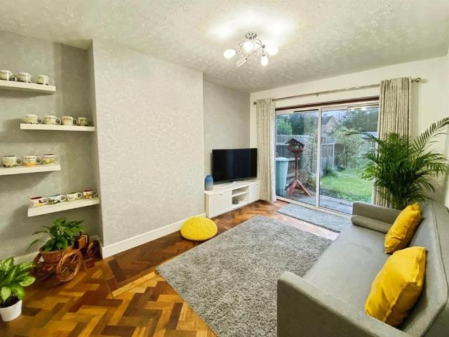 House for rent in Whitnash, Green Close