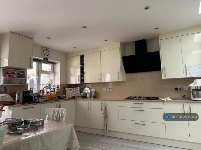 Flat for rent in South Stanmore, Greater London