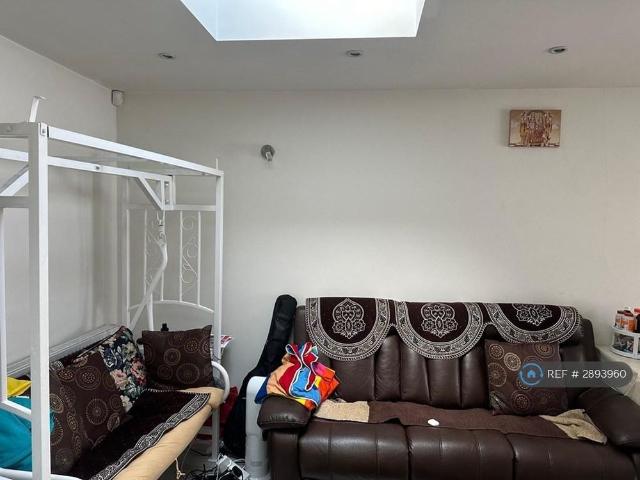 Studio for rent in South Stanmore, Greater London