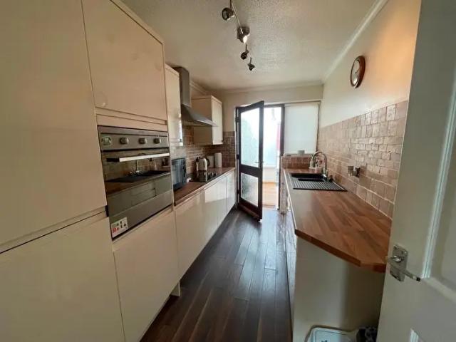 Apartment for rent in Faerdre, Clydach
