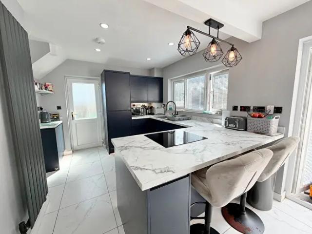 Apartment for rent in Tirdeunaw, Swansea