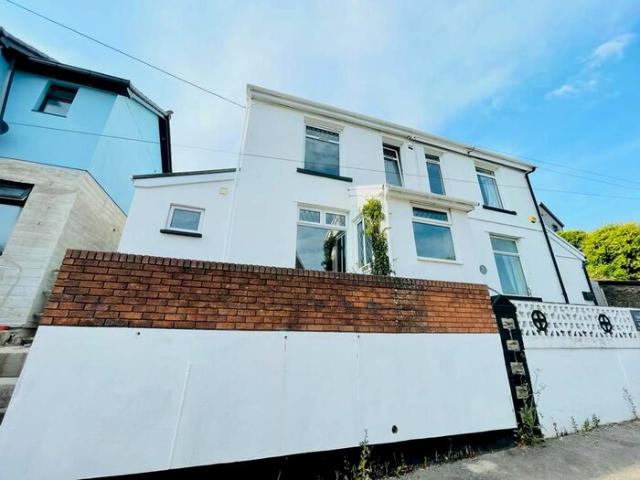 Apartment for rent in Treharris