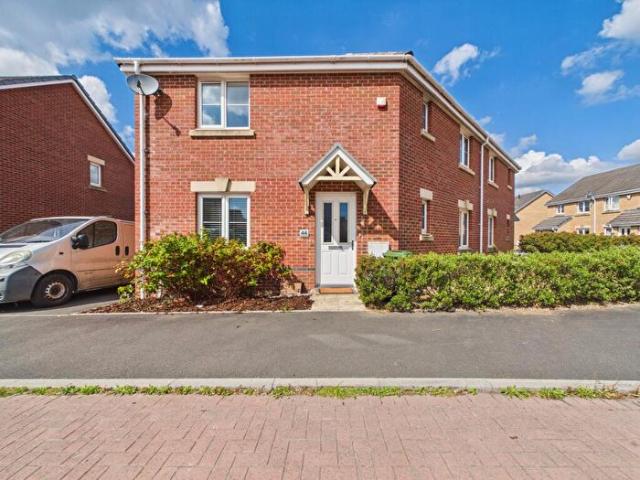 Apartment for rent in Bryncae, Wales