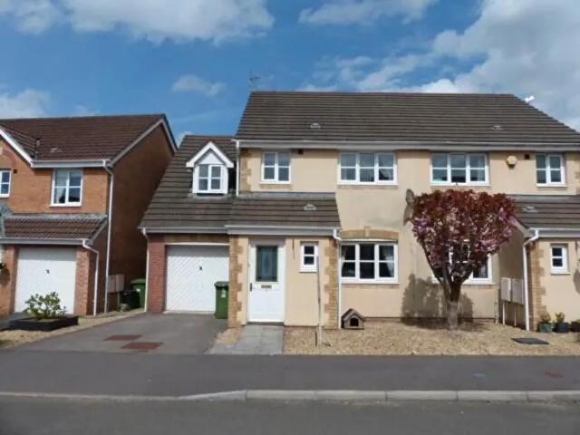 Apartment for rent in Bryncae, Wales