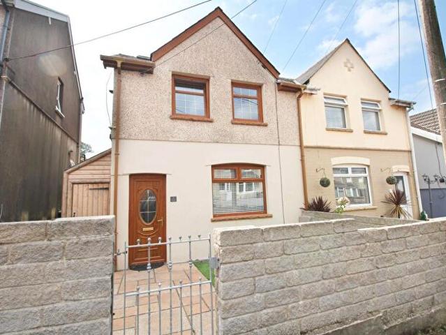Apartment for rent in Gilfach Goch, Hendreforgan