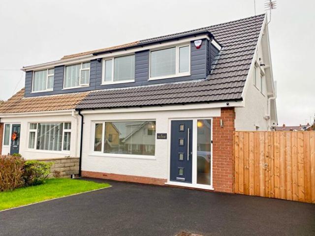 Apartment for rent in Three Crosses, Wales