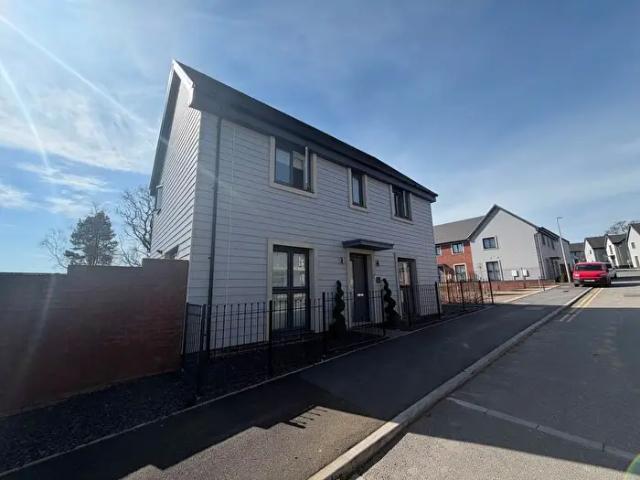Apartment for rent in Cwmrhydyceirw, Swansea