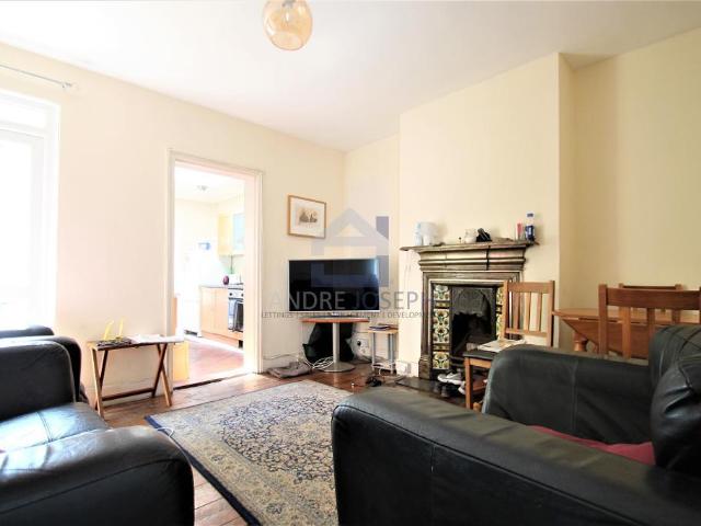 Room for rent in Furzedown, Greater London