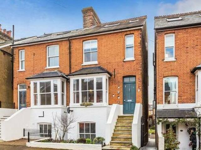 House for rent in Surrey