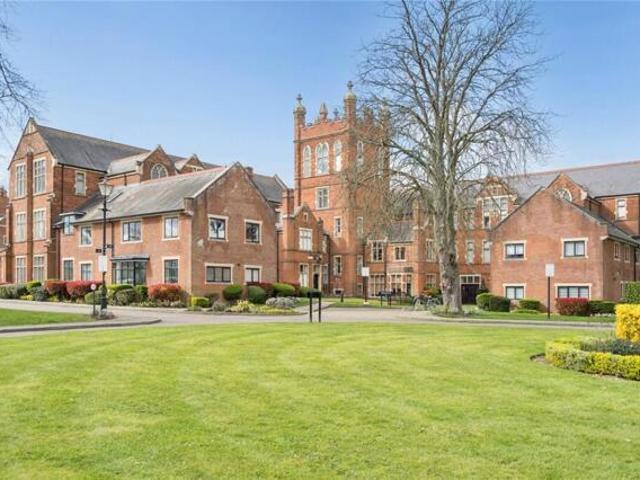 Room for sale in Connaught Park, Bushey
