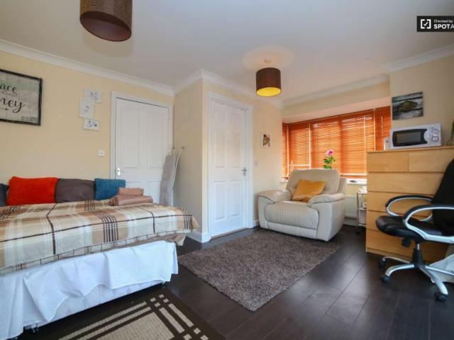 Room for rent in Lyons, Greater London