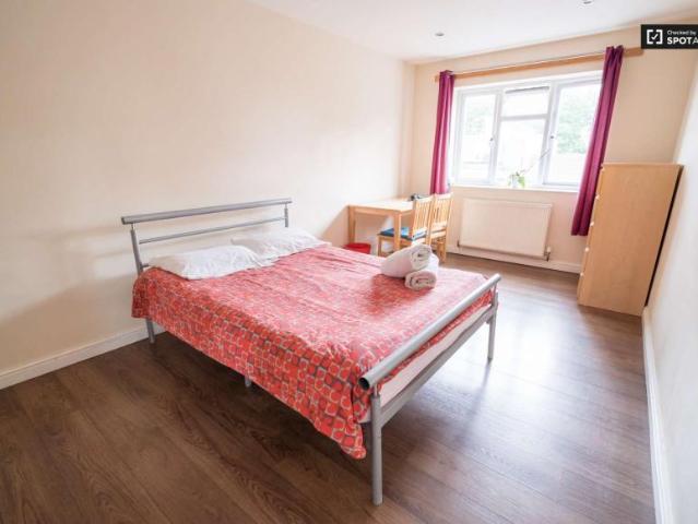 Room for rent in Lyons, Greater London