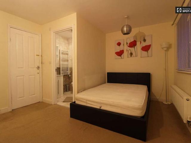 Room for rent in Lyons, Greater London