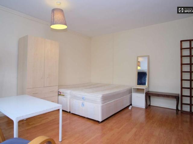 Room for rent in Lyons, Greater London