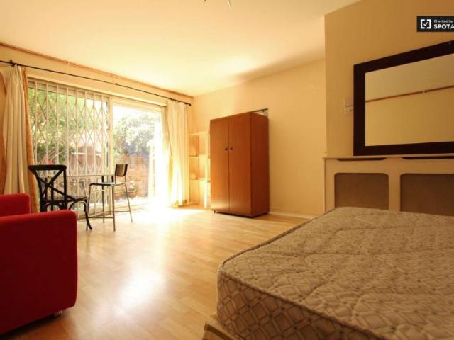 Room for rent in Lyons, Greater London