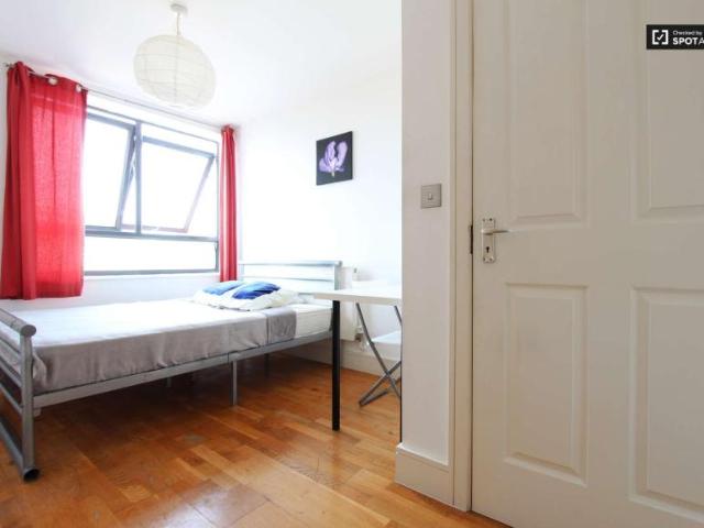 Room for rent in Lyons, Greater London