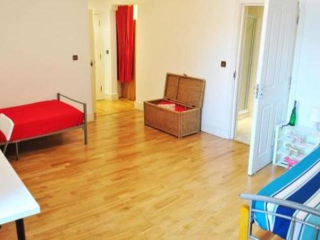 Room for rent in Limehouse, Greater London